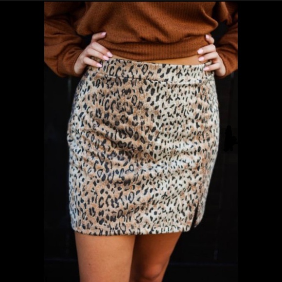 Dresses & Skirts - Leopard Pencil SKIRT ⭐️NWOT Stretch, Soft, Pull-On